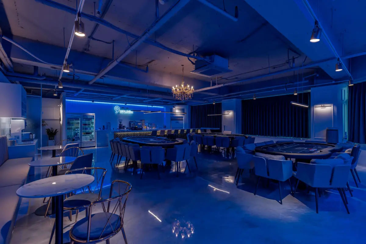 블루 무드와 골드 샹들리에의 프리미엄 홀덤펍 인테리어